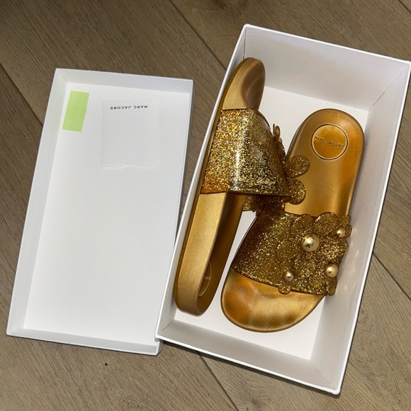 Marc Jacobs Gold Daisy Slides - 9 - Picture 8 of 8
